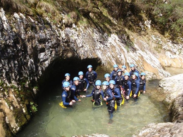  Discover the descent of canyons 